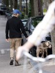 Amsterdam 5 juni 2025
Thijs Romer met petje op laat zijn hond uit in het centrum van Amsterdam.