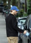 Amsterdam 5 juni 2025
Thijs Romer met petje op laat zijn hond uit in het centrum van Amsterdam.