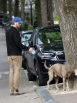 Amsterdam 5 juni 2025
Thijs Romer met petje op laat zijn hond uit in het centrum van Amsterdam.