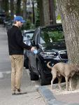 Amsterdam 5 juni 2025
Thijs Romer met petje op laat zijn hond uit in het centrum van Amsterdam.