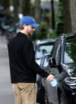 Amsterdam 5 juni 2025
Thijs Romer met petje op laat zijn hond uit in het centrum van Amsterdam.
