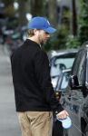 Amsterdam 5 juni 2025
Thijs Romer met petje op laat zijn hond uit in het centrum van Amsterdam.