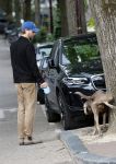 Amsterdam 5 juni 2025
Thijs Romer met petje op laat zijn hond uit in het centrum van Amsterdam.