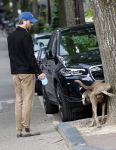 Amsterdam 5 juni 2025
Thijs Romer met petje op laat zijn hond uit in het centrum van Amsterdam.
