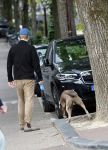 Amsterdam 5 juni 2025
Thijs Romer met petje op laat zijn hond uit in het centrum van Amsterdam.