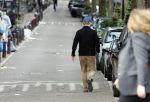 Amsterdam 5 juni 2025
Thijs Romer met petje op laat zijn hond uit in het centrum van Amsterdam.