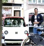 Amsterdam 4 juni 2025
Thomas v d Vlugt met zijn fiat 500 karretje in het centrum van Amsterdam