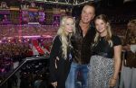 Amsterdam 1 juni 2025
Rene Froger krijgt na de laatste toppers in concert een koninklijke onderscheiding in de Johan Cruyff arena . Wino Omtzigt met zijn dochters Romy en Jacky