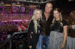 Amsterdam 1 juni 2025
Rene Froger krijgt na de laatste toppers in concert een koninklijke onderscheiding in de Johan Cruyff arena . Wino Omtzigt met zijn dochters Romy en Jacky