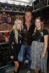 Amsterdam 1 juni 2025
Rene Froger krijgt na de laatste toppers in concert een koninklijke onderscheiding in de Johan Cruyff arena . Wino Omtzigt met zijn dochters Romy en Jacky