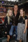 Amsterdam 1 juni 2025
Rene Froger krijgt na de laatste toppers in concert een koninklijke onderscheiding in de Johan Cruyff arena . Wino Omtzigt met zijn dochters Romy en Jacky