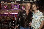 Amsterdam 1 juni 2025
Rene Froger krijgt na de laatste toppers in concert een koninklijke onderscheiding in de Johan Cruyff arena . Wino Omtzigt met partner Glenn