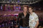 Amsterdam 1 juni 2025
Rene Froger krijgt na de laatste toppers in concert een koninklijke onderscheiding in de Johan Cruyff arena . Wino Omtzigt met partner Glenn