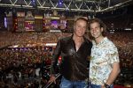 Amsterdam 1 juni 2025
Rene Froger krijgt na de laatste toppers in concert een koninklijke onderscheiding in de Johan Cruyff arena . Wino Omtzigt met partner Glenn