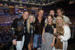 Amsterdam 1 juni 2025
Rene Froger krijgt na de laatste toppers in concert een koninklijke onderscheiding in de Johan Cruyff arena . Wino Omtzigt met partner Glenn Kinderen Jacky en Romy (met partners) en Mary Borsato