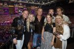 Amsterdam 1 juni 2025
Rene Froger krijgt na de laatste toppers in concert een koninklijke onderscheiding in de Johan Cruyff arena . Wino Omtzigt met partner Glenn Kinderen Jacky en Romy (met partners) en Mary Borsato