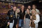 Amsterdam 1 juni 2025
Rene Froger krijgt na de laatste toppers in concert een koninklijke onderscheiding in de Johan Cruyff arena . Wino Omtzigt met partner Glenn Kinderen Jacky en Romy (met partners) en Mary Borsato