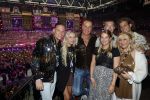 Amsterdam 1 juni 2025
Rene Froger krijgt na de laatste toppers in concert een koninklijke onderscheiding in de Johan Cruyff arena . Wino Omtzigt met partner Glenn Kinderen Jacky en Romy (met partners) en Mary Borsato