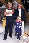 Naarden 03 Juli1999
Jan des Bouvrie uitreiking boek.
Jan met zijn zoontje en Caroline Tenssen met haar zoontje