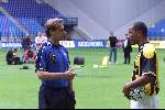 Arnhem 06-07-1999
Ploeg-voorstelling Vitesse seizoen 1999/2000
Orlando Trustfull in gesprek met Hebert Neumann