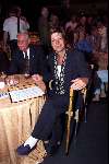 Hulversum, 27 juni 1999
Afscheid van Willem Duys van de AVRO
Maarte v Weegen met een wandelstok