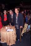 Hulversum, 27 juni 1999
Afscheid van Willem Duys van de AVRO
Maartje v Weegen met een wandelstok