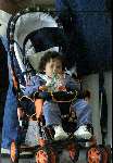 Schiphol amsterdam 24 juni 1999
Patrick Kluivert voor vertrek naar zijn vakantieland samen met vriendin en twee kinderen
op de foto oudste zoon QUINCY