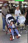 Schiphol amsterdam 24 juni 1999
Patrick Kluivert voor vertrek naar zijn vakantieland samen met vriendin en twee kinderen