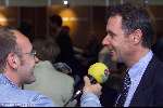 Eindhoven, 28 juni 1999
Presentatie Rabobank wielerploeg op hoofdkantoor
Theo de Rooy praat met pers