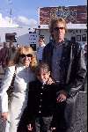 Rotterdam 12 juli 2000
Adam Curry, Patricia Paay en hun dochter voor hun helicopter.