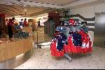 Amsterdam 5 juli 2000
Eerste training van AJAX seizoen 2000/2001 met een geheel nieuwe outfit van kledingsponsor ADIDAS
AJAX SHOP