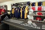 Amsterdam 5 juli 2000
Eerste training van AJAX seizoen 2000/2001 met een geheel nieuwe outfit van kledingsponsor ADIDAS
AJAX SHOP