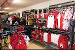 Amsterdam 5 juli 2000
Eerste training van AJAX seizoen 2000/2001 met een geheel nieuwe outfit van kledingsponsor ADIDAS
AJAX SHOP