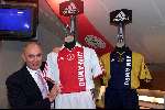 Amsterdam 5 juli 2000
Eerste training van AJAX seizoen 2000/2001 met een geheel nieuwe outfit van kledingsponsor ADIDAS
Michael v Praag