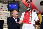 Amsterdam 5 juli 2000
Eerste training van AJAX seizoen 2000/2001 met een geheel nieuwe outfit van kledingsponsor ADIDAS
Michael v Praag