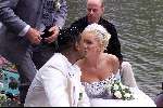 Amsterdam, 8 juli 2000
Trouwen Patrick kluivert met Angela Kluivert kussend