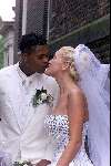 Amsterdam, 8 juli 2000
Trouwen Patrick kluivert met Angela Kluivert kussend