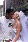 Amsterdam, 8 juli 2000
Trouwen Patrick kluivert met Angela Kluivert kussend