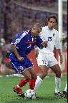 Rotterdam, 2 juli 2000   Euro 2000
Frankrijk-Italie, eindstand na verlenging 2-1
matchwinnaar DAVID TREZEGUET in duel met Nesta