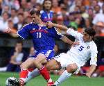 Rotterdam, 2 juli 2000   Euro 2000
Finale EK Tusen Frankrijk-Italie, eindstand 2-1 na verlenging.
De beste speler van het toernooi Zinedine Zidane in duel met Fabio Cannavaro
Mooie aktie foto  Shirtje trekken