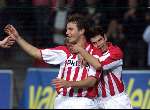 Eindhoven, 23 november 2000
UEFA Cup wedstrijd PSV-PAOK Thessaloniki, eindstand
ARNOLD BRUGGINK WORDT GEHULDIGD VOOR ZIJN EERSTE DOELPUNT DOOR kezman