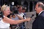 Den Haag 3 juli 2001
Prins Willem Alexander en Maxima bezoekn de Staten Generaal nadat hun huwelijk goedgekeurd is.
Verslaggeefster NOS met  Hans Dijkstal