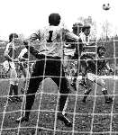 Wageningen, 23 november 1980
Komp. seizoen 1980/1981
Wageningen-PSV, eindstand 0-3
Op de foto MICHEL VALKE en ROB McDONALD