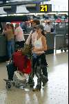 Schiphol 15 juli 2002
Birgit Schuurman met aanstaande man op schiphol
