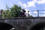 Route van Vinkeveen naar Amsterdam via Ouderkerk a/d Amstel
Brug Amsterdam met fietser  Sloepenroute