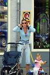 Amsterdam 17 juli 2002
Danielle Overgaag met zoontje tijmen
