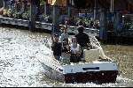 Amsterdam 27 juli 2002
Georgina Verbaan met vriend Daniel Louis Rivas op boot.
Middelvinger opsteken