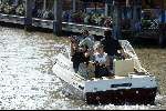 Amsterdam 27 juli 2002
Georgina Verbaan met vriend Daniel Louis Rivas op boot.
Met middelvinger omhoog