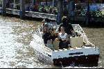Amsterdam 27 juli 2002
Georgina Verbaan met vriend Daniel Louis Rivas op boot.
Met middelvinger omhoog