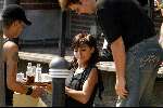 Amsterdam 27 juli 2002
Georgina Verbaan met vriend Daniel Louis Rivas op boot.
Ordinair een sigaret rokend tatoeage
